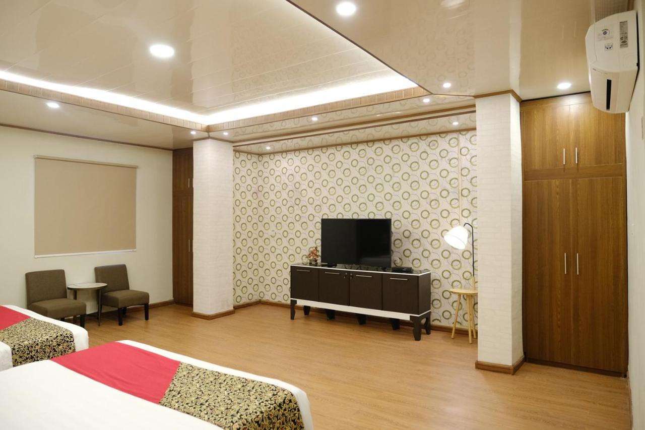 Joyful Hotel Tanjung Pandan Exterior photo